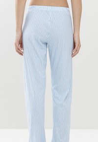 Lichtblauwe pyjamabroek met verticale witte strepen. Gemaakt van zachte, lichte stof met een elastische tailleband voor comfort.