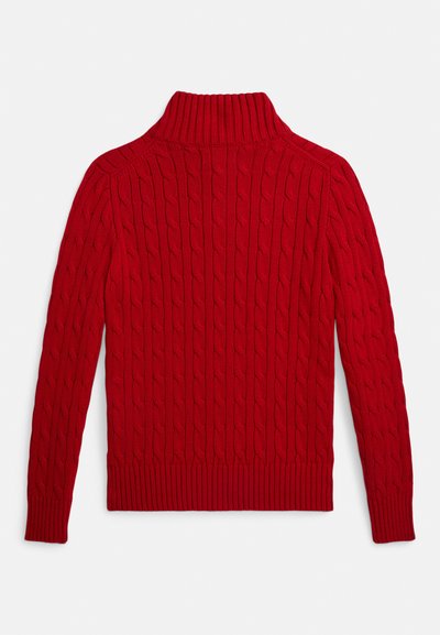 Červený sveter s vrkočovým vzorom, vysokým rebrovaným golierom, dlhými rukávmi a textúrovaným vzorom po celej ploche. Má priliehavý rebrovaný lem.