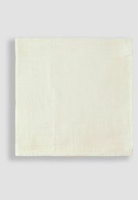 Vierkante, licht roomkleurige linnen stof met een subtiel textuurpatroon en onafgewerkte randen, geschikt voor diverse toepassingen.