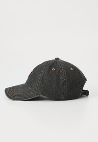 Boné de beisebol em denim cinza escuro com costura laranja, aba curva, faixa traseira ajustável e logo minimalista na frente.