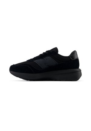 Czarny sneaker New Balance z panelami z miękkiego zamszu i siateczki, podwyższoną podeszwą oraz zapięciem na sznurówki, pokazany z lewego profilu na białym tle.