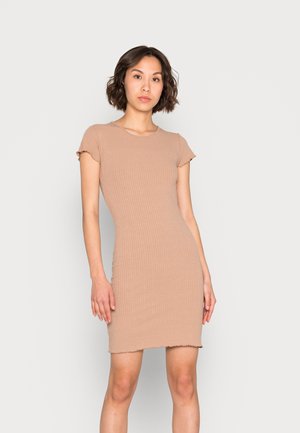 Vestido de manga curta em tom bege claro com textura canelada. Apresenta um design ajustado, textura suave e detalhes de bainha crua na parte inferior.