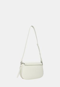Borsa a spalla in pelle bianca con forma curva, dotata di una strap sottile e regolabile e hardware in tono argentato. Texture liscia con design minimale.