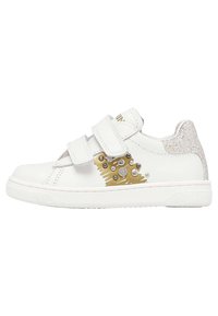 Sneaker bianco in pelle con due cinturini in Velcro, accenti metallici in oro e argento, retro testurizzato e borchie decorative sul lato.