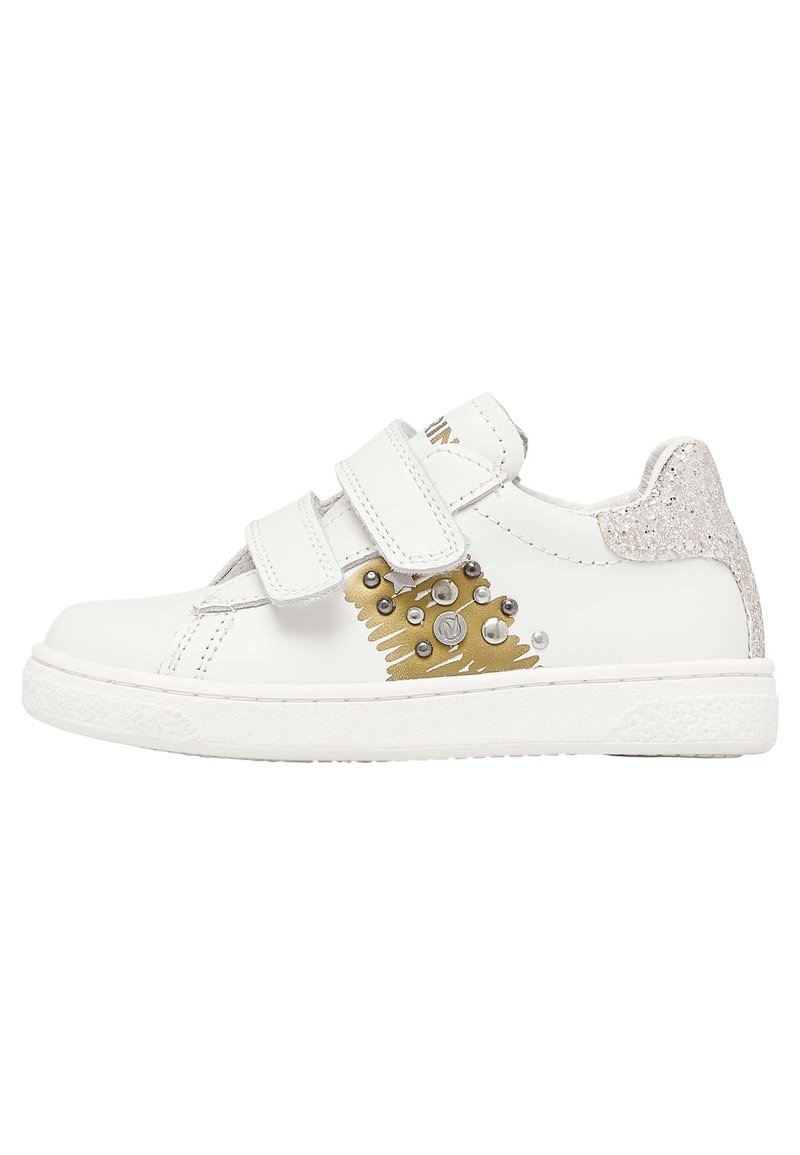 Sneaker bianco in pelle con due cinturini in Velcro, accenti metallici in oro e argento, retro testurizzato e borchie decorative sul lato.