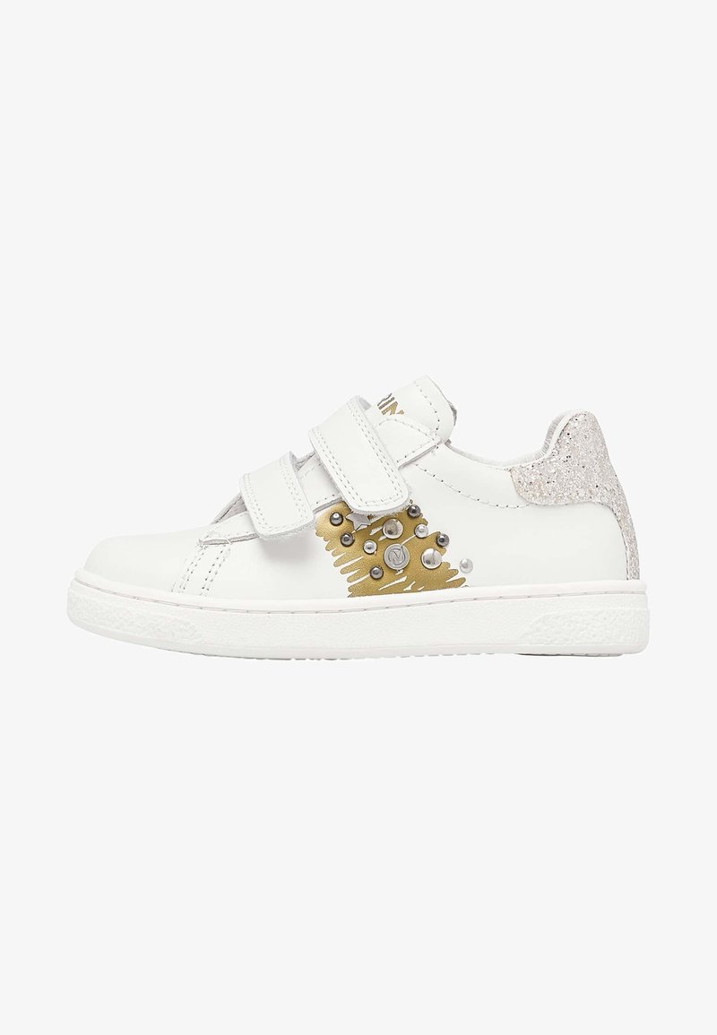 Sneaker bianco in pelle con due cinturini in Velcro, accenti metallici in oro e argento, retro testurizzato e borchie decorative sul lato.