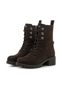 Botas de tobillo de ante marrón con punta redonda, cordones en la parte delantera y tachuelas cuadradas decorativas. Presentan un tacón bajo y suela de goma.