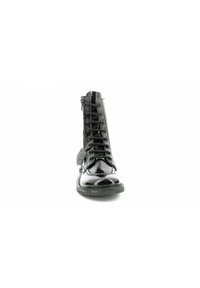 Bottine en cuir verni noir avec fermeture éclair avant, bout rond, design à lacets et accents texturés le long de la tige.