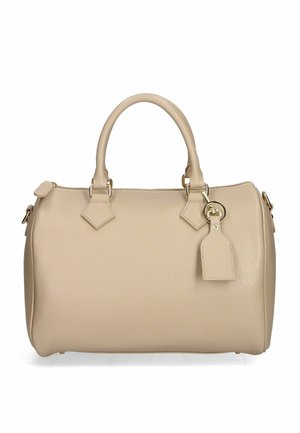 Borsa a mano in pelle beige con forma arrotondata, due manici superiori, hardware in tonalità oro e un cartellino attaccato con un anello. Dettagli di superficie testurizzata.