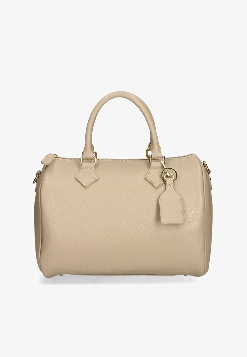 Beige läderhandväska med rundad form, två topphandtag, guldfärgad hårdvara och ett tag som är fäst med en ring. Texturerad yta.