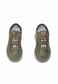Sneakers in suede verde oliva con lacci grigi, decorate con fiori dorati, charm a stella e accenti di strass rettangolari su sfondo bianco.