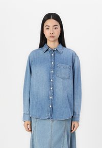 GAP BIG SHIRT LUCIA - Button-down blouse - medium wash
