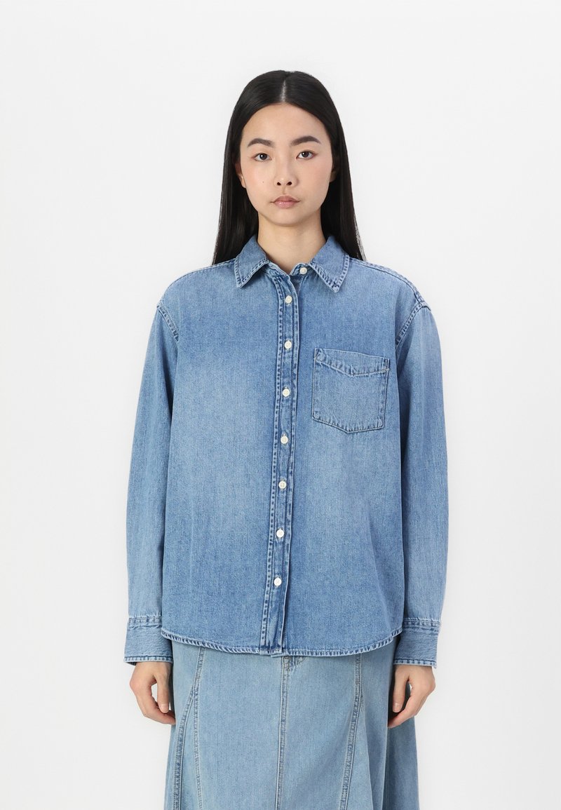 GAP BIG SHIRT LUCIA - Button-down blouse - medium wash