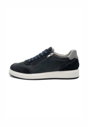 Schwarzer Low-Top-Sneaker mit marineblauen Schnürsenkeln, seitlichem Reißverschluss, perforierten Details, grauem Fersenkragen und weißer Sohle vor weißem Hintergrund.