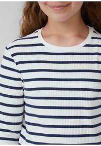 Gestreiftes Langarmshirt in Weiß mit dunkelblauen horizontalen Streifen, mit einem Rundhalsausschnitt und glatter Textur.