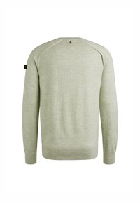 Hellgrüner Pullover mit strukturiertem Strick, Rundhalsausschnitt, langen Ärmeln und einem kleinen Logo-Patch auf der linken Schulter. Schlichtes und informelles Design.