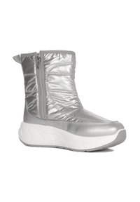 Srebrne zimowe botki do kostki z wyściełanym cholewką, bocznym zamkiem błyskawicznym, uchwytem oraz grubą, białą teksturowaną podeszwą, zaprojektowane do noszenia na zewnątrz.
