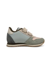 Sportliche Schuhe mit einer Mischung aus hellblauem, grauem und rosa Leder sowie Wildleder-Elementen, elastischen Riemen und einer strukturierten weißen Laufsohle.