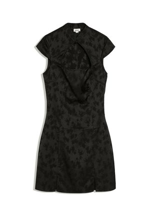 Čierne bezrúcho šaty v štýle cheongsam s kvetinovým žakárovým vzorom a mandarinovým golierom, s predným rozparkom a tradičným zapínaním na uzlový gombík.