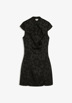 Čierne bezrúcho šaty v štýle cheongsam s kvetinovým žakárovým vzorom a mandarinovým golierom, s predným rozparkom a tradičným zapínaním na uzlový gombík.