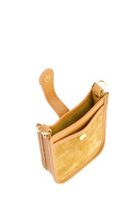 Brun læder- og ruskinds-pose med en struktureret finish, guldfarvede detaljer og en aftagelig rem. Har en frontlomme og en glat inderside.