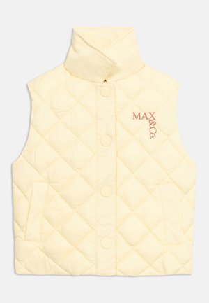 Chaleco sin mangas acolchado de color crema con cuello alto, botones de presión, bolsillos laterales y logo rojo "MAX & Co." en el pecho.