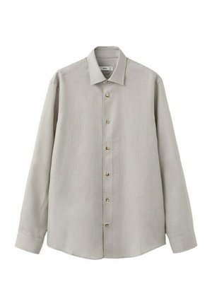 Lichtgrijs overhemd met lange mouwen en subtiele verticale strepen, puntkraag en met knopen afgewerkte manchetten, getoond op een witte achtergrond.