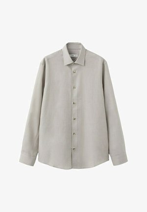Camicia grigia chiaro a maniche lunghe con bottoni, sottili righe verticali, colletto appuntito e polsini con bottoni, mostrata su sfondo bianco.