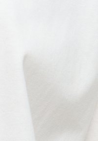 Tecido de algodão branco com uma textura suave, apresentando variações sutis de tonalidade e vincos ocasionais. Sem padrões ou desenhos visíveis.