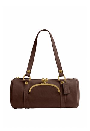 Sac à main cylindrique en cuir marron avec fermoir et quincaillerie dorés, double sangle d'épaule et étiquette en cuir de marque sur le côté.