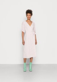 Glamorous WRAP AROUND MIDI DRESS WITH TIE AND SLEEVES - Vestido de dia - pink