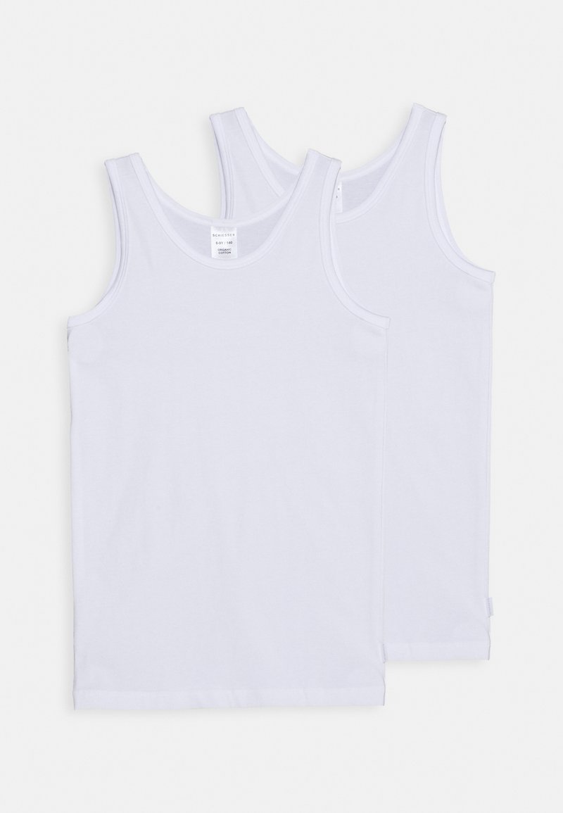 Deux débardeurs en coton blanc avec des bretelles larges, des encolures rondes et une texture lisse. Chacun présente un ourlet droit et un minimalisme en matière de détails.