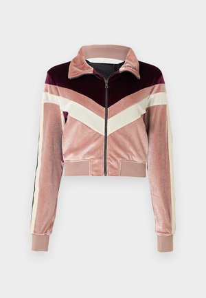 Skrajšan jopi z zadrgo iz mehkega žameta, z barvnim blokovnim dizajnom v odtenkih vijolične, bordo in krem ter kontrastnimi črtami na rokavih.