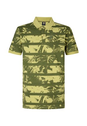 Camisa polo a rayas verdes y amarillas con un patrón de hojas, mangas cortas, cuello abotonado y tejido texturizado.