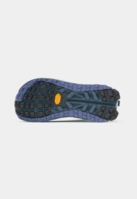 Sola de borracha Vibram em azul e preto com relevos angulares elevados para melhor aderência. Apresenta um logo amarelo perto do centro e uma superfície texturizada.