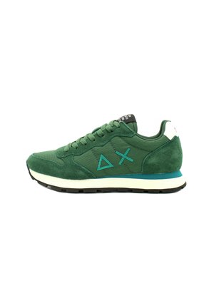 Chaussure de sport verte présentant un dessus en daim et en tissu, des accents géométriques, des détails contrastants en teal et une semelle en caoutchouc noir léger.