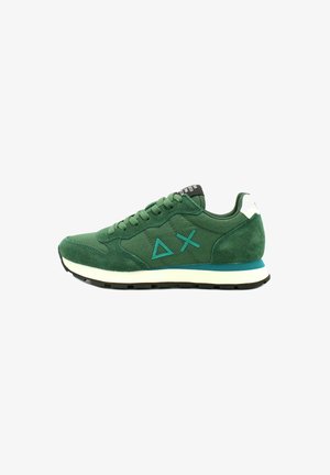 Scarpa sportiva verde con tomaia in suede e tessuto, accenti geometrici, dettagli in teal a contrasto e suola leggera in gomma nera.