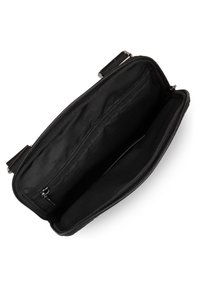 Borsa in tessuto nero con chiusura a zip. L'interno presenta due scomparti e una tasca con zip. Texture morbida, design minimale.