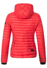 Veste matelassée légère rouge avec capuche, présentant une texture matelassée, des poches latérales et des poignets élastiques. Étiquette de la marque sur le côté inférieur gauche.