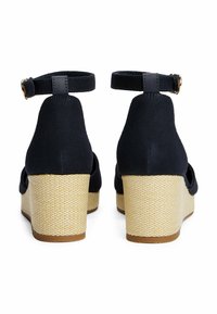 Marineblaue Stoffwedge-Sandalen mit einem Knöchelriemen, leicht gewebtem Absatz und offenen Seiten. Mit einem strukturierten Absatz für zusätzlichen Halt.
