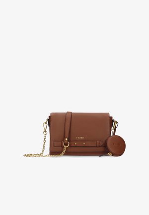 Borsa a tracolla in pelle marrone con tracolla a catena dorata e pochette rotonda staccabile per monete, nome del marchio Picard impresso sul davanti.