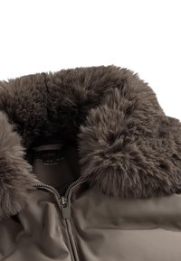 Barna bélelt dzseki vastag műszőrme gallérral, középen cipzáras záródással és sima, fényes szövetszerkezettel.