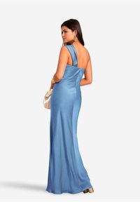 Blaues satin Abendkleid mit einseitigem Design, tailliertem Oberteil und fließendem Rock. Zu den bemerkenswerten Merkmalen gehören eine glatte Textur und eleganter Fall.