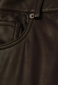 Reiss REGULAR FIT VERONA - Pantaloni de piele - chocolate