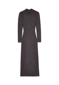 Dlhé, tmavosivé pletené šaty s priliehavým strihom, vysokým golierom a otvoreným chrbtom so zapínaním na gombíky pri krku.