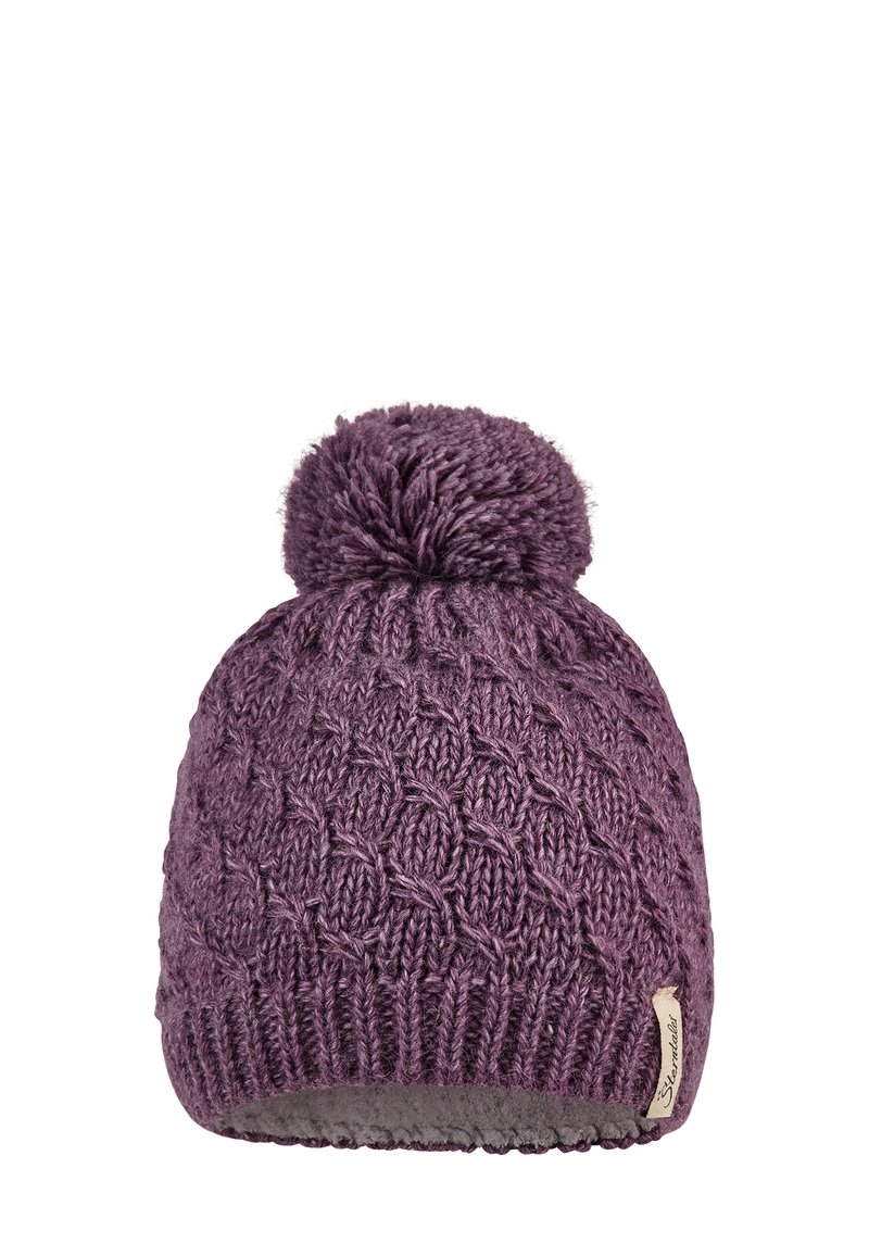 Violette Strickmütze mit strukturiertem Muster, gekrönt von einem flauschigen Pompon. Verfügt über ein weiches graues Fleece-Futter und ein kleines Etikett an der Seite.