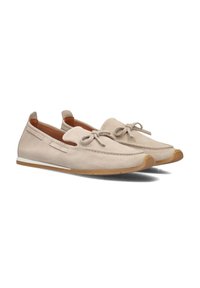 Beige suède instappers met een zachte textuur, ronde neus en een strikaccent. Voorzien van zijuitsparingen en een lichte rubberen zool.
