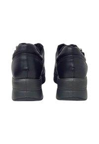 Scarpe da atleta in pelle nera con tacchi spessi e aperture imbottite, caratterizzate da una texture liscia e senza hardware o motivi visibili.