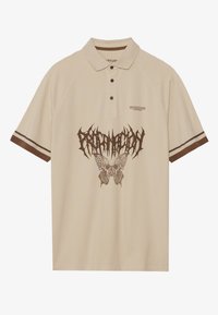 Polo shirt beige à manches courtes avec un plastron à trois boutons, accents marron sur les manches, et un design graphique présentant un papillon et une skull.