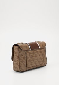 Borsa designer marrone con motivo monogram, tracolle in catena dorata e una patta liscia marrone con accenti a strisce bianche.
